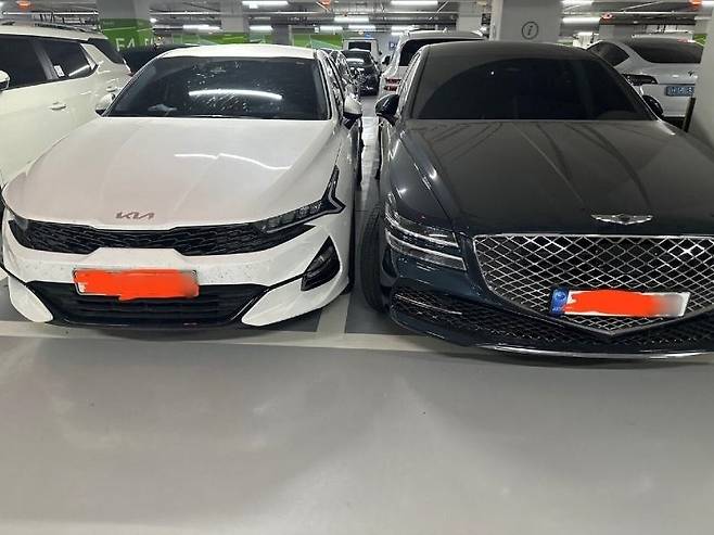 흰색 K5가 다른 차가 옆에 대지 못하게 선을 밟고 주차했지만 제네시스 차주는 어려움을 무릅쓰고서라도 옆 칸에 주차했다. ('보배드림' 갈무리)