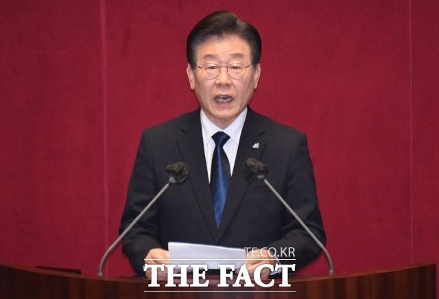 이재명 더불어민주당 대표는 19일 국회 본회의장에서 열린 교섭단체 대표연설에서 민생과 경제회복을 위해 35조 원 규모의 추경 편성을 추진하겠다고 밝혔다. /이새롬 기자