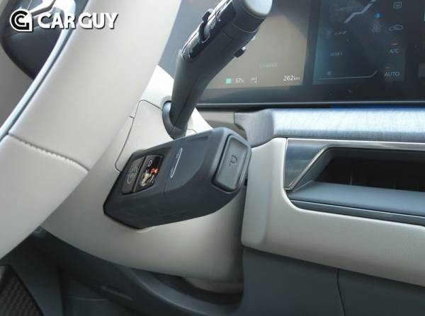 'P' 버튼이 밖으로 돌출돼 운전중 무의식적으로 건드릴 수 있다.