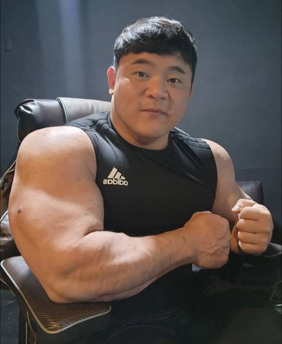 헬스 유튜브 채널 '박승현TV'를 운영하고 있는 박승현은 지난 18일 유튜브 커뮤니티와 자신의 SNS에 여자친구 부모의 반대로 결별을 맞이했다고 전했다. [사진=박승현 인스타그램 캡처]