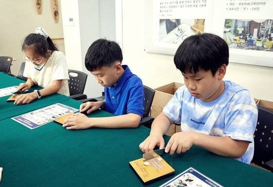 붓이야기박물관에서는 전통 붓의 구조와 원리를 이해할 수 있는 나만의 붓 만들기 체험도 할 수 있다.