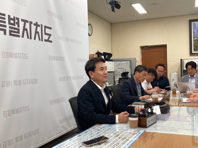 ▲ 김진태 강원특별도지사는 19일 기자 간담회를 갖고 오색케이블카 착공 등을 강조했다. 김덕형