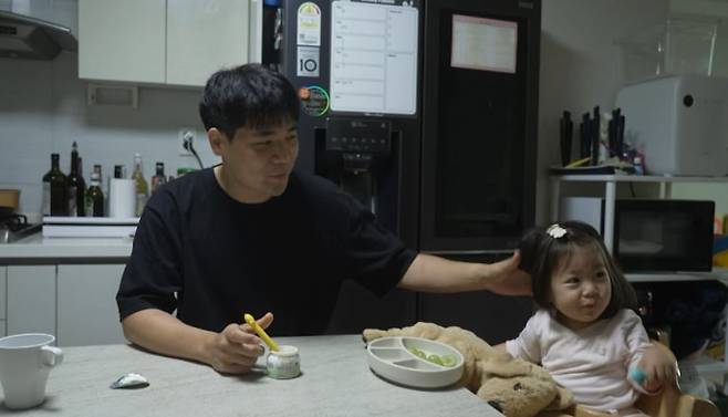 권태형 씨가 딸 세은이의 아침밥을 챙겨주는 모습
