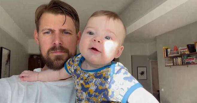 니클라스 랑엔 씨가 아들 루이를 안고 있는 모습