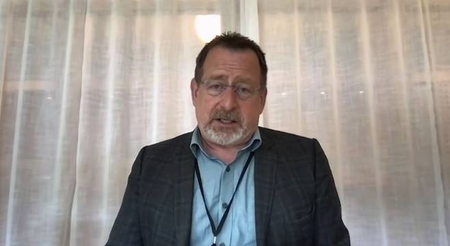 니클라스 러브그렌 스웨덴 사회보험청 경제 가족 정책 분야의 선임 분석가가 KBS 취재진과 인터뷰를 하는 모습