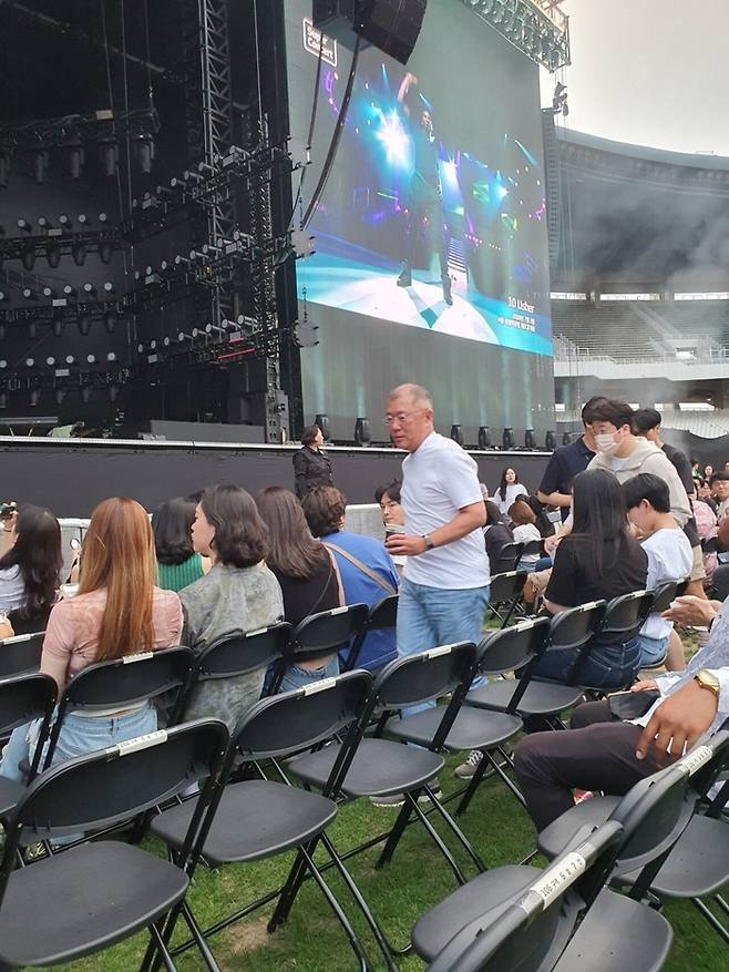18일 서울 잠실 종합운동장 올림픽주경기장에서 열린 브루노 마스 공연장을 찾은 정의선 현대자동차그룹 회장 [사진출처=온라인 커뮤니티]