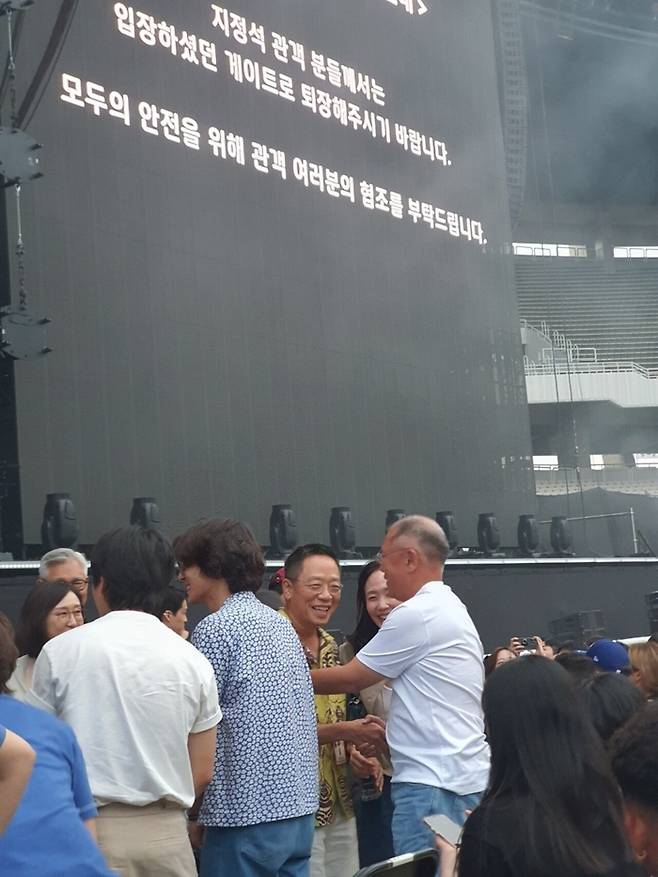 18일 서울 잠실 종합운동장 올림픽주경기장에서 열린 브루노 마스 공연장을 찾은 정의선 현대자동차그룹 회장(오른쪽 첫째)이 정태영 현대카드 부회장(가운데)과 이야기를 나누는 모습. [사진출처=온라인 커뮤니티]