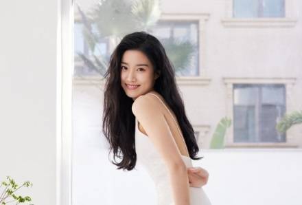 온라인 커뮤니티에서 화제가 된 중국 신인 여배우 루위샤오. [사진출처 = 웨이보]