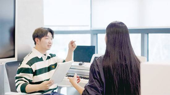 엔터사 수익 모델도 점점 다각화되는 모습이다. 사진 왼쪽은 하이브가 운영 중인 팬덤 커뮤니티 플랫폼 ‘위버스’, 오른쪽은 에스엠이 올해 서울 강남구 대치동에 문을 연 아티스트 교육 기관 ‘SM유니버스’. (위버스 앱, 유튜브 갈무리)