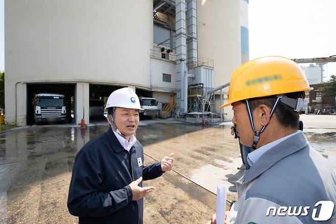 (서울=뉴스1) = 원희룡 국토교통부 장관이 16일 오전 경기도 시멘트 유통기지 현장을 방문, 시멘트 재고 등 수급상황을 점검하고 있다. (국토교통부 제공) 2023.6.16/뉴스1  Copyright (C) 뉴스1. All rights reserved. 무단 전재 및 재배포 금지.