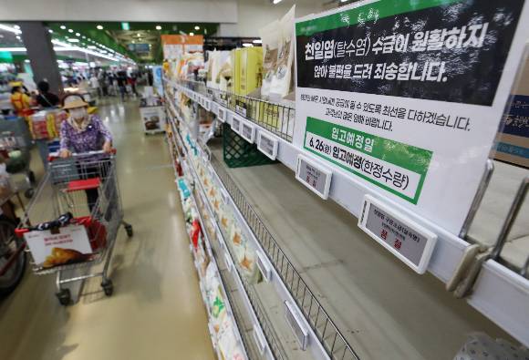 편의점 세븐일레븐이 소금 제품에 대해 발주 제한을 내렸다. 사진은 지난 18일 서울의 한 대형마트 소금매대가 비어있는 모습. /사진=뉴스1