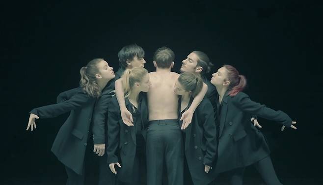 [서울=뉴시스] 방탄소년단 '블랙스완' 아트필름. 2023.06.11. (사진 = 하이브 제공) photo@newsis.com *재판매 및 DB 금지