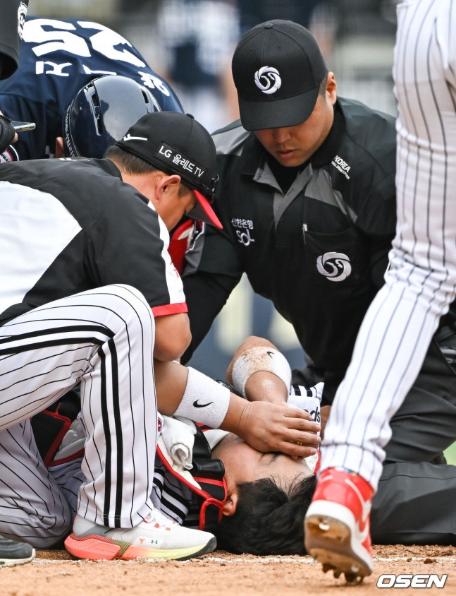 두산 양의지(좌측 상단)와 김선수(오른쪽) KBO 심판위원이 17일 잠실구장에서 펼쳐진 LG 트윈스와 두산 베어스의 경기에서 3회 허도환(아래)이 블로킹 과정에서 쓰러지자 상태를 살피고 있다.