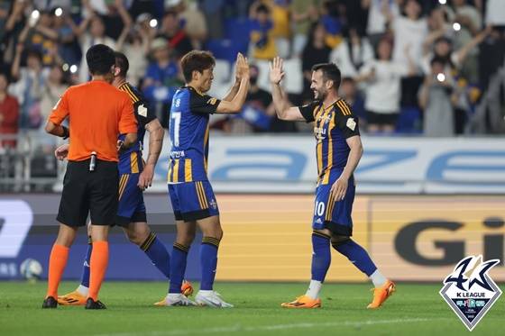 이청용과 득점 기쁨을 나누는 바코(오른쪽). /사진=한국프로축구연맹 제공