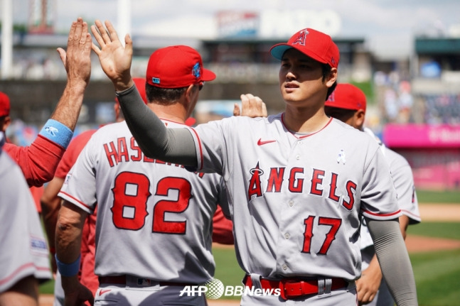 19일(한국시간) 팀 승리 후 동료들과 기쁨을 나누고 있는 오타니 쇼헤이(오른쪽). /AFPBBNews=뉴스1