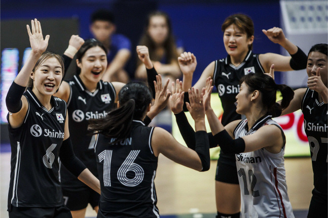 한국 여자배구 대표팀이 19일 VNL 독일전에서 득점 후 함께 기뻐하고 있다. /사진=FIVB 홈페이지