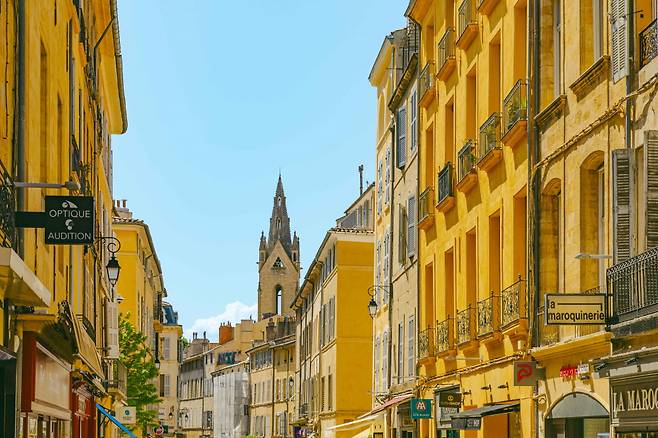 &nbsp;17~18세기에 지어진 엑상프로방스의 노란 건물들