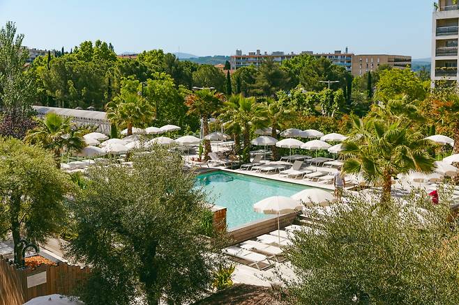 르네상스 엑상프로방스 호텔의 매력적인 수영장