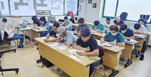 울산외국인센터에서 한국어 공부하는 외국인들 [촬영 김근주]