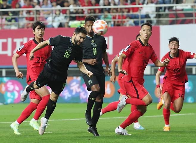 20일 열린 한국과의 평가전에서 골을 넣고 있는 엘살바도르의 알렉스 롤단 사진=연합뉴스