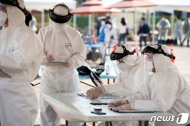 구미보건소 직원들이 코로나19 선별검사 준비하는 모습 (자료사진) (구미시제공)2020.3.26/뉴스1
