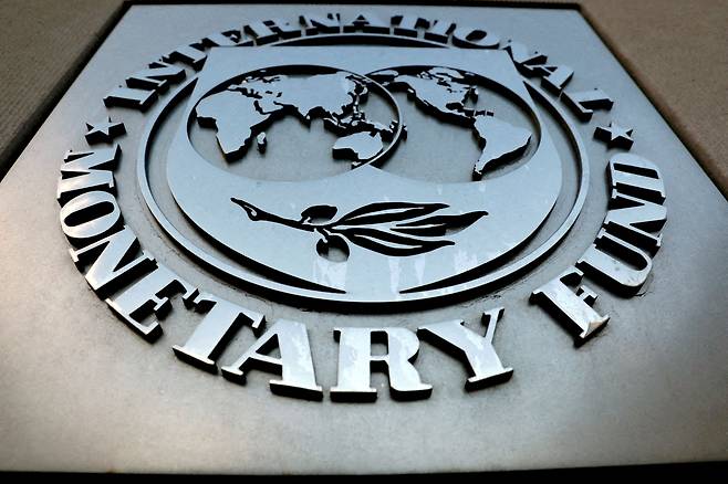 <YONHAP PHOTO-1159> FILE PHOTO: The International Monetary Fund (IMF) logo in Washington, United States, September 4, 2018. REUTERS/Yuri Gripas/File Photo/2023-05-27 06:03:02/ <저작권자 ⓒ 1980-2023 ㈜연합뉴스. 무단 전재 재배포 금지.>