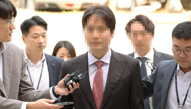 '200억대 사기대출'과 관련한 혐의를 받는 광덕안정 대표와 재무담당 이사가 지난 5월 15일 서울 서초구 서울중앙지방법원에서 열린 영장실질심사에 출석하고 있다. ⓒ연합뉴스