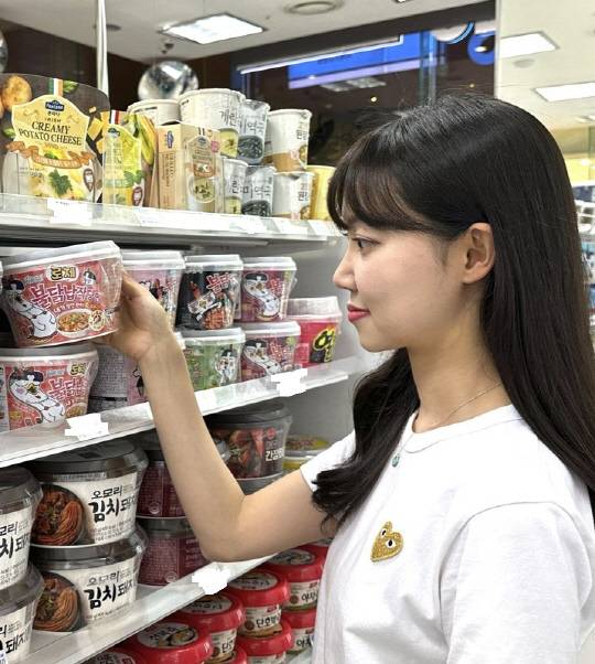 고객이 GS25에서 '갓세일' 행사상품을 고르고 있다. GS25 제공