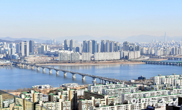 집값과 전셋값 하락세가 보증금을 제 때 내어주지 못한 집주인들 때문에 더욱 장기화하고 있다는 지적이 나오고 있다. 사진은 서울 도심 아파트 단지 전경으로, 기사 내 특정 사실과 관련이 없음. [사진=정소희 기자]