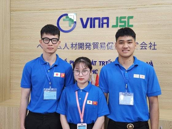 베트남 하노이 인력송출업체 비나(VINA) JSC에서 일본 이주를 준비하고 있는 베트남 청년들. 왼쪽부터 호 반 홍(18), 부 티 쑤언 하(19), 응우옌 꽈 중(20). 하노이=이영근 기자