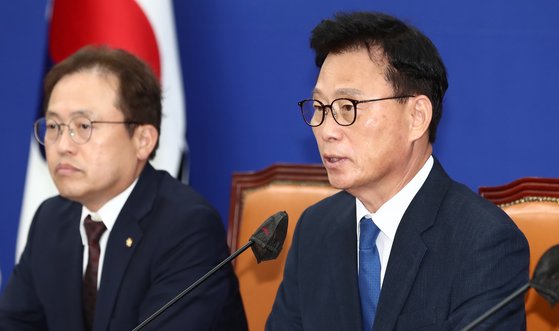 박광온 더불어민주당 원내대표가 20일 오전 서울 여의도 국회에서 열린 원내대책회의에서 모두 발언을 하고 있다. 뉴스1