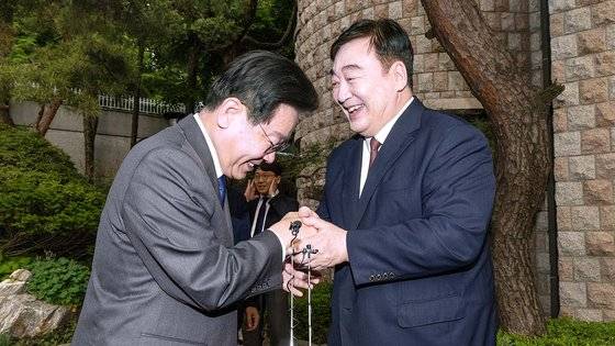 이재명 더불어민주당 대표가 지난 8일 저녁 서울 성북구 중국대사관저에서 싱하이밍 주한중국대사를 예방해 인사하고 있다. 김현동 기자