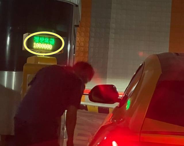 차주 A씨가 도난 당했던 람보르기니 '우르스' 차량을 서울 강서구 마곡동 한 빌딩 지하주차장에서 가지고 나오는 모습. 온라인 커뮤니티 캡처