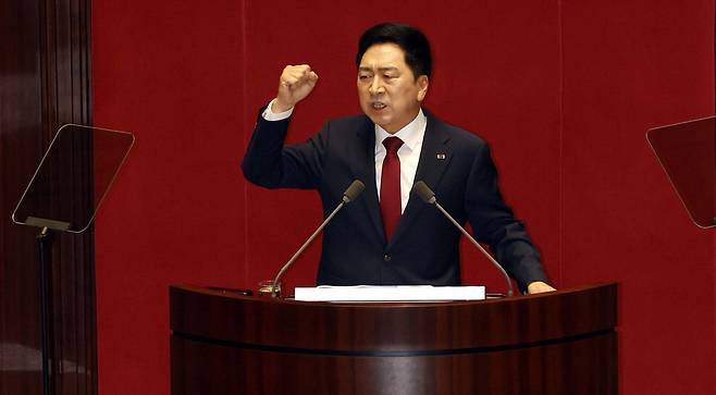김기현 국민의힘 대표가 20일 오전 국회 본회의장에서 교섭단체 대표 연설을 하던 중 불끈 쥔 주먹을 들어 올리고 있다. 김호영 기자
