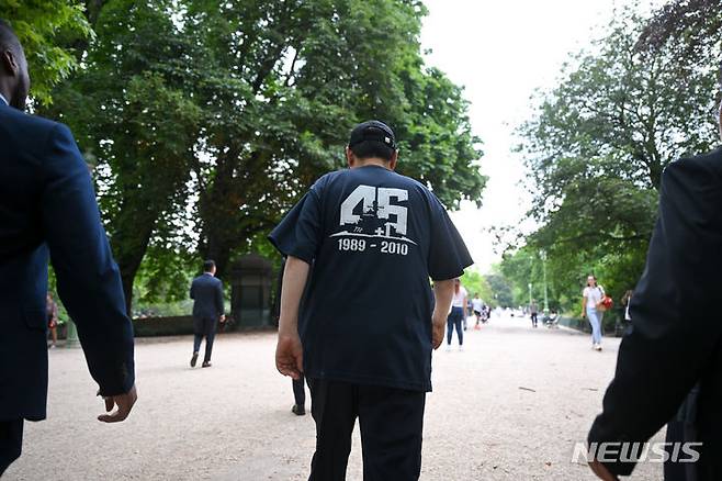 [파리=뉴시스] 전신 기자 = 윤석열 대통령이 천안함 모자와 티셔츠를 착용하고 20일(현지시간) 파리 몽소 공원을 산책하고 있다. (공동취재) 2023.06.20. photo1006@newsis.com