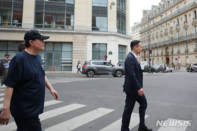 [파리=뉴시스] 전신 기자 = 윤석열 대통령이 천안함 모자와 티셔츠를 착용하고 20일(현지시간) 파리 시내를 산책하고 있다. (공동취재) 2023.06.20. photo1006@newsis.com
