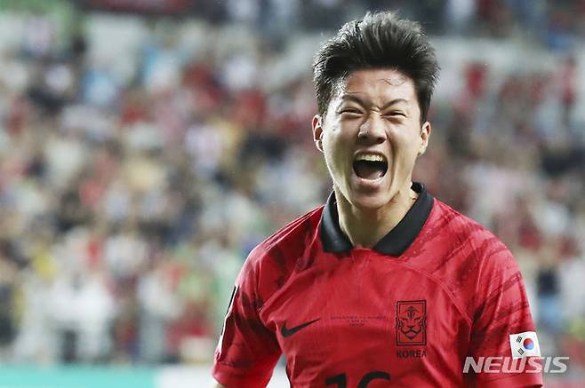 [대전=뉴시스] 조수정 기자 = 20일 오후 대전 유성구 대전월드컵경기장에서 열린 축구 국가대표팀 A매치 평가전 대한민국과 엘살바도르의 경기, 한국 황의조가 후반 첫 골을 터트린 뒤 기뻐하고 있다.  2023.06.20. chocrystal@newsis.com