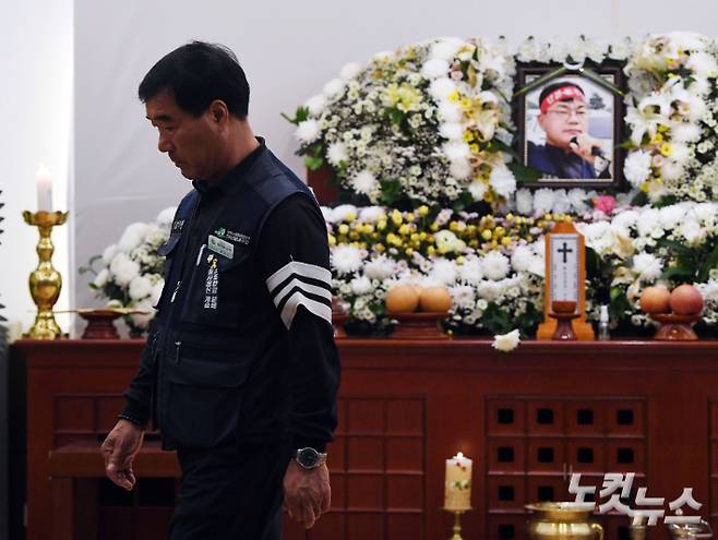 건설노조 고 양회동 열사의 장례절차가 시작된 17일 오전 서울 종로구 서울대병원 장례식장에 마련된 빈소에서 장옥기 건설노조 위원장이 빈소를 지키고 있다  황진환 기자