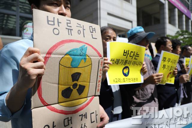 ▲ 고리2호기 수명연장·핵폐기장반대 범시민운동본부가 16일 오전 부산시청 앞에서 기자회견을 하고 있다. ⓒ프레시안(홍민지)