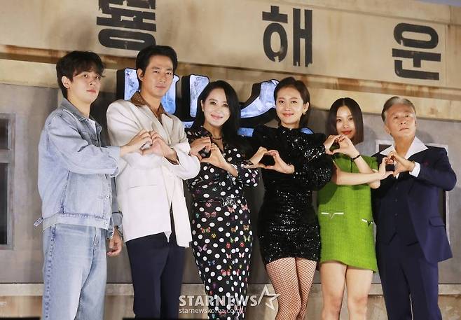 배우 박정민, 조인성, 김혜수, 염정아, 고민시, 김종수가 20일 오전 서울 광진구 롯데시네마 건대입구점에서 진행된 영화 '밀수'(감독 류승완) 제작발표회에 참석해 포즈를 취하고 있다.  바다에 던져진 생필품을 건지며 생계를 이어가던 사람들 앞에 일생일대의 큰 판이 벌어지면서 휘말리는 해양범죄활극 '밀수'는 7월 26일 개봉한다. /2023.06.20 /사진=이동훈 기자 photoguy@