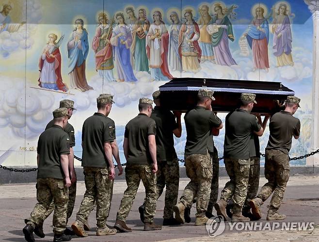 전사자 시신 운구하는 우크라이나 군인 [AFP=연합뉴스 자료사진. 재판매 및 DB 금지]