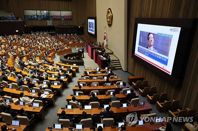교섭단체 대표연설 하는 김기현 (서울=연합뉴스) 이정훈 기자 = 국민의힘 김기현 대표가 20일 오전 국회에서 열린 본회의에서 교섭단체 대표연설을 하던 중 민주당 이재명 대표의 불체포 특권 포기와 관련해 발언하고 있다. 2023.6.20 uwg806@yna.co.kr