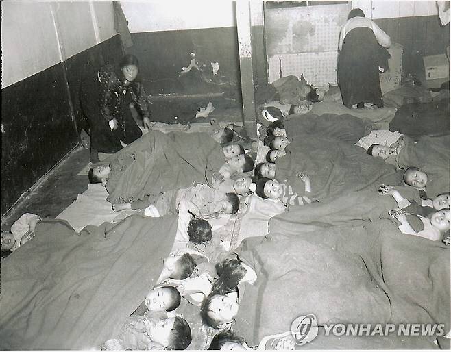 1951년 3월 잠자리에 든 전쟁고아들 [연합뉴스 자료사진]