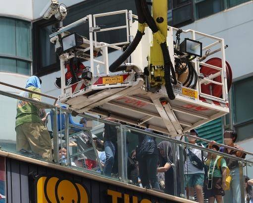 사다리차로 구조되는 투숙객들 [촬영 손형주 기자]