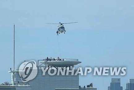 헬기로 투숙객 구조 (부산=연합뉴스) 20일 오전 9시 33분께 부산 해운대구 한 호텔 건물 지하에서 불이나 소방당국이 소방 헬기를 활용해 투숙객을 구조하고 있다. 2023.6.20 [독자 제공. 재판매 및 DB금지] psj19@yna.co.kr