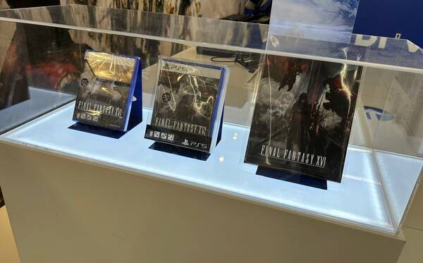 - 가장 우측에 전시된 상품이 특전으로 제공되는 B4노트입니다