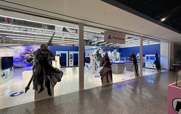 - 입구에는 캐릭터들이 방문객들을 반겨준다