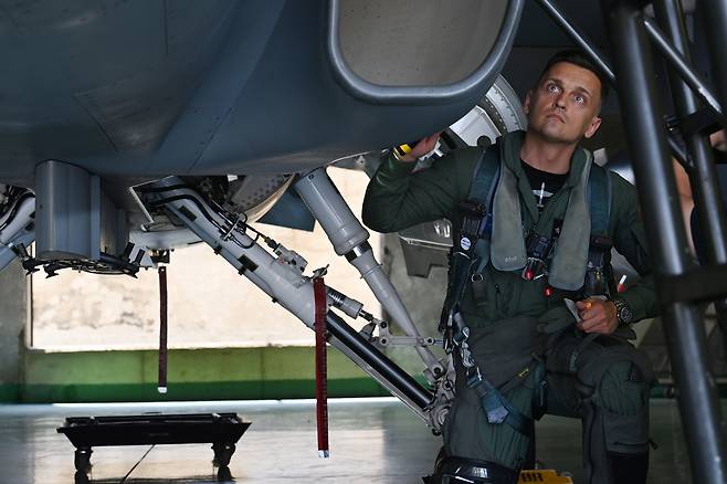 경북 예천 소재 공군 제16전투비행단에서 폴란드 공군의 세바스티안 라이헬 대위가 항공기를 점검하고 있다. (공군 제공)