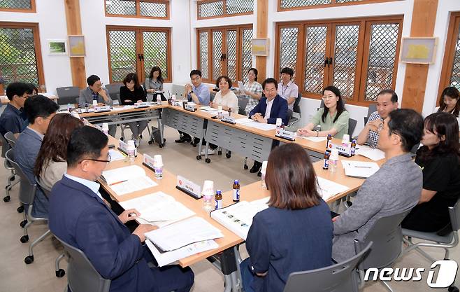 문영훈 광주시 행정부시장이 21일 오후 남구 양림문화샘터에서 열린 테마마을 관리방안 대책회의에 참석해 자치구별 특색있는 테마마을‧특화거리 관리방안을 논의하고 있다.(광주시 제공)2023.6.21/뉴스1