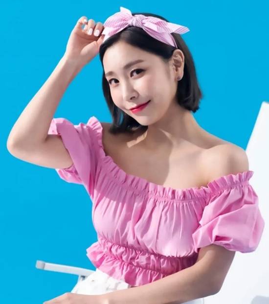 허찬미는 유튜브 채널을 통해 정통 트로트부터 세미트로트까지 다양한 창법 구사에 힘쓰고 있다. 꾸준한 헬스 트레이닝을 통해 군살 없는 몸매와 깔끔한 춤선을 유지하기 위한 자기관리에도 철저하다. /허찬미 SNS